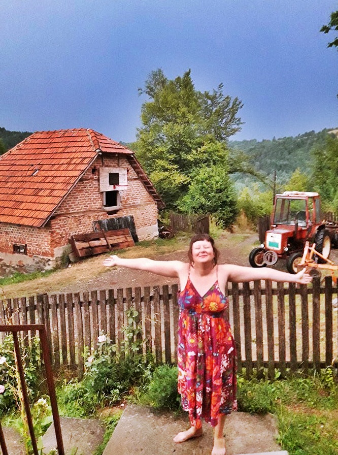 Lire la suite à propos de l’article Des étrangers CUEILLENT DES FRAMBOISES GRATUITEMENT dans les villages serbes: Expérience d’un couple de France