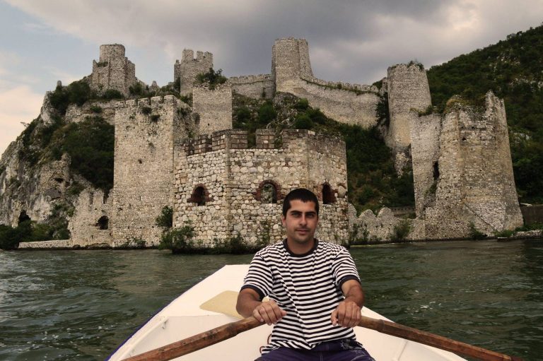 Read more about the article Dans son bateau, le jeune PROF D’HISTOIRE RACONTE les légendes liées à la forteresse sur Danube