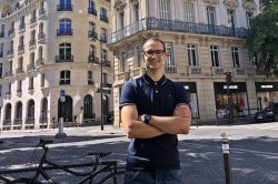 Nikola, programmeur habitant à Paris, a créé en français un site de réservation de logement en Serbie